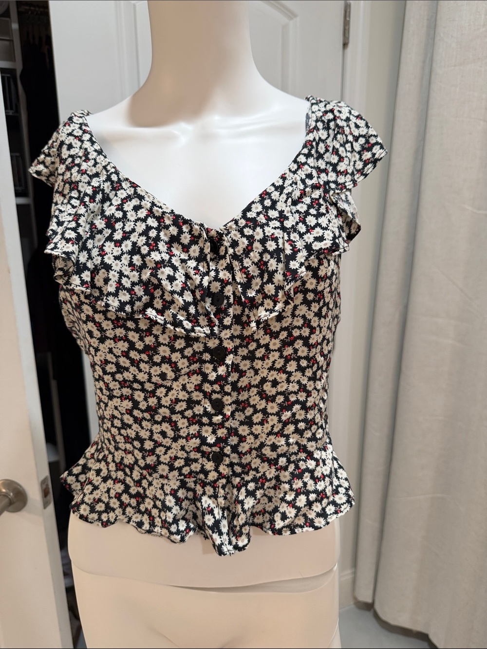 Good luck gem Floral Ruffle Button-Front Tank Top in excellent condition